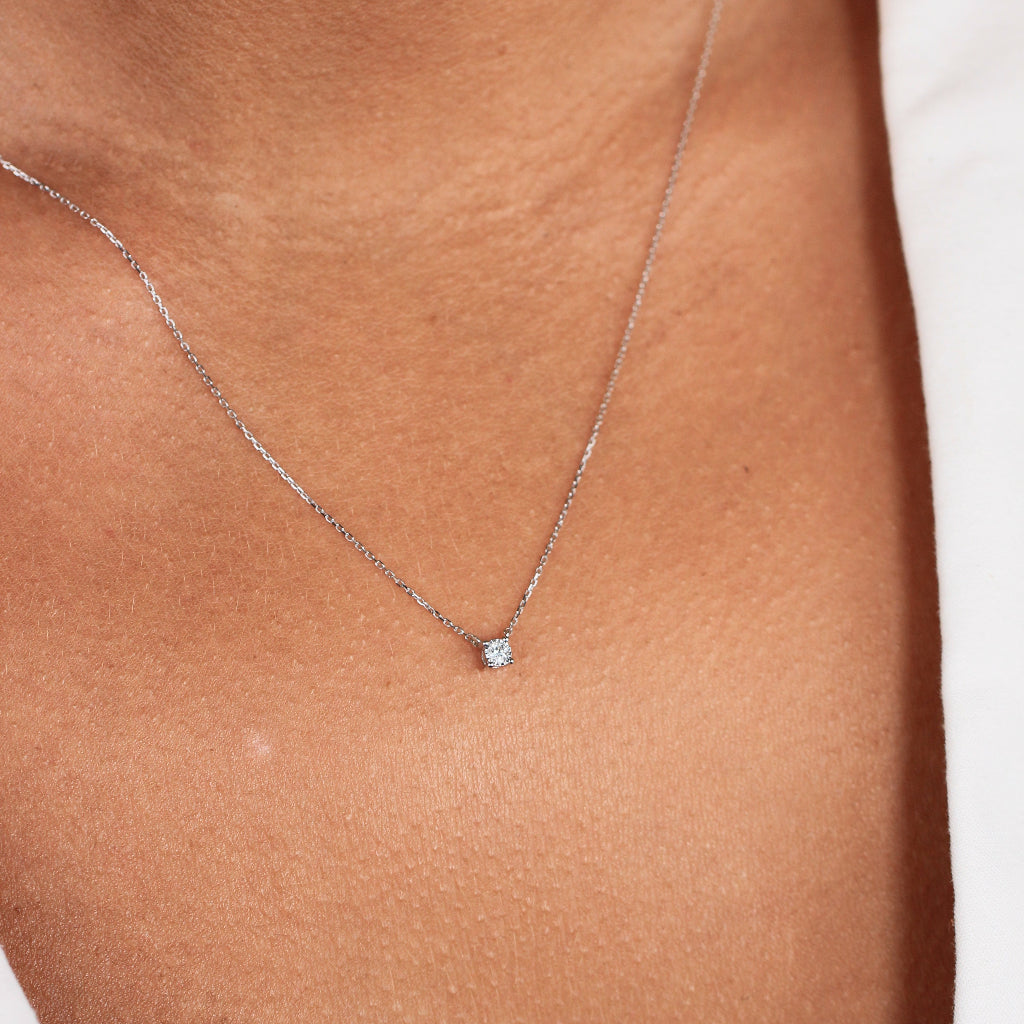 Collar realizado en oro blanco de 18 quilates con un diamante. Joyería Pamplona