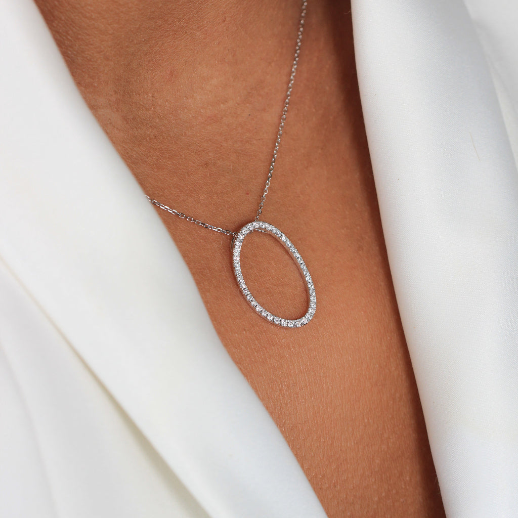 Collar de oro blanco de 18k con colgante ovalado hueco con diamantes