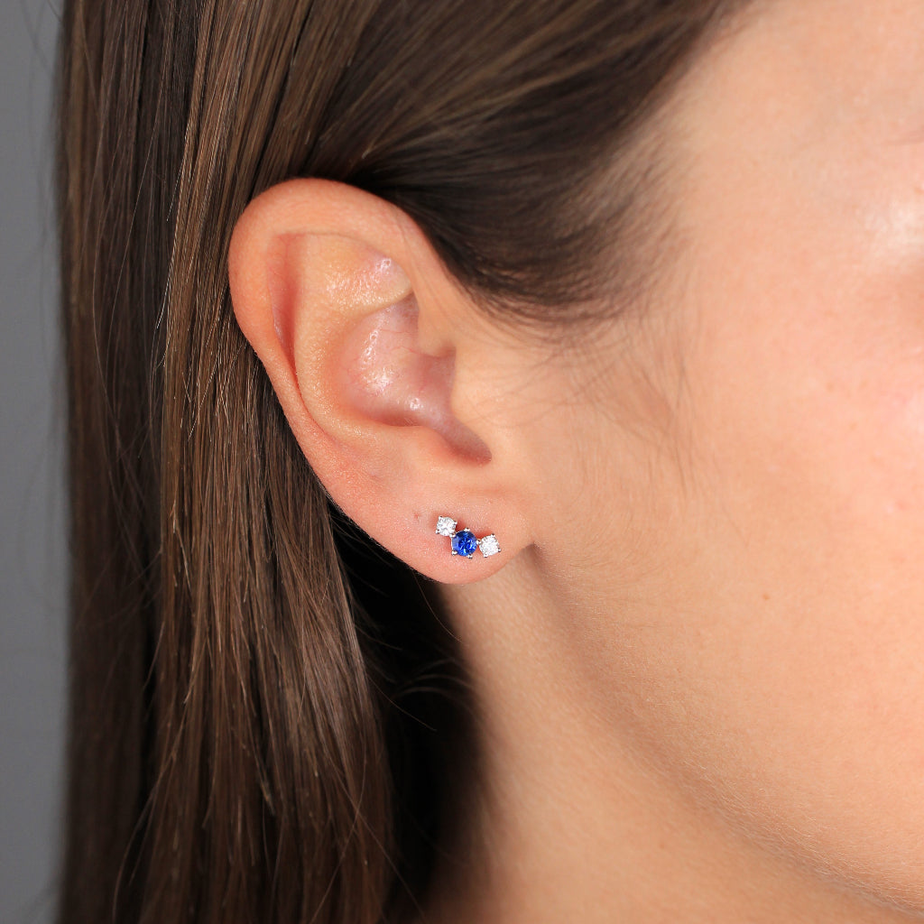 Pendientes trepadores realizados en oro blanco de 18 quilates con zafiros y diamantes. Joyería Pamplona