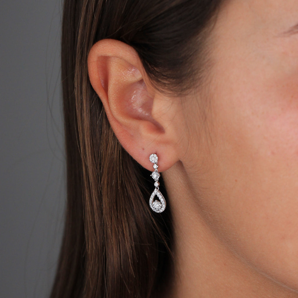 Pendientes colgantes realizados en oro blanco de 18 quilates con diamantes. Joyería Pamplona