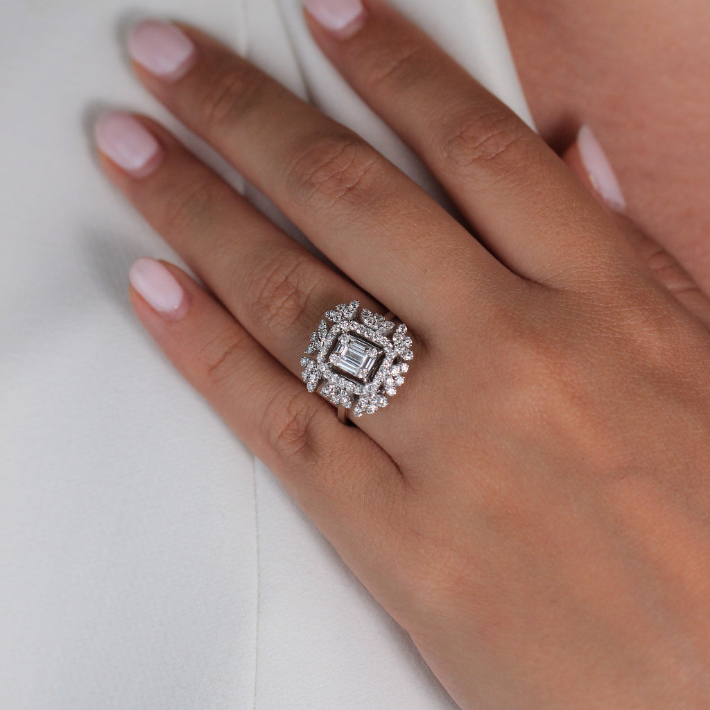 Sortija estilo vintage realizada en oro blanco de 18 quilates con diamantes. Joyería Pamplona