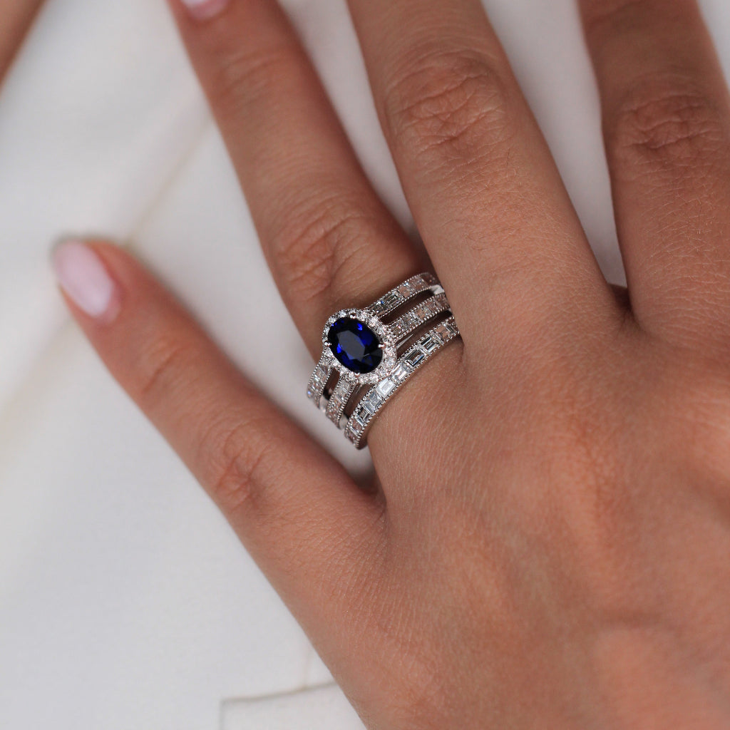 Sortija estilo vintage realizada en oro blanco de 18 quilates con un zafiro azul y diamantes. Joyería Pamplona