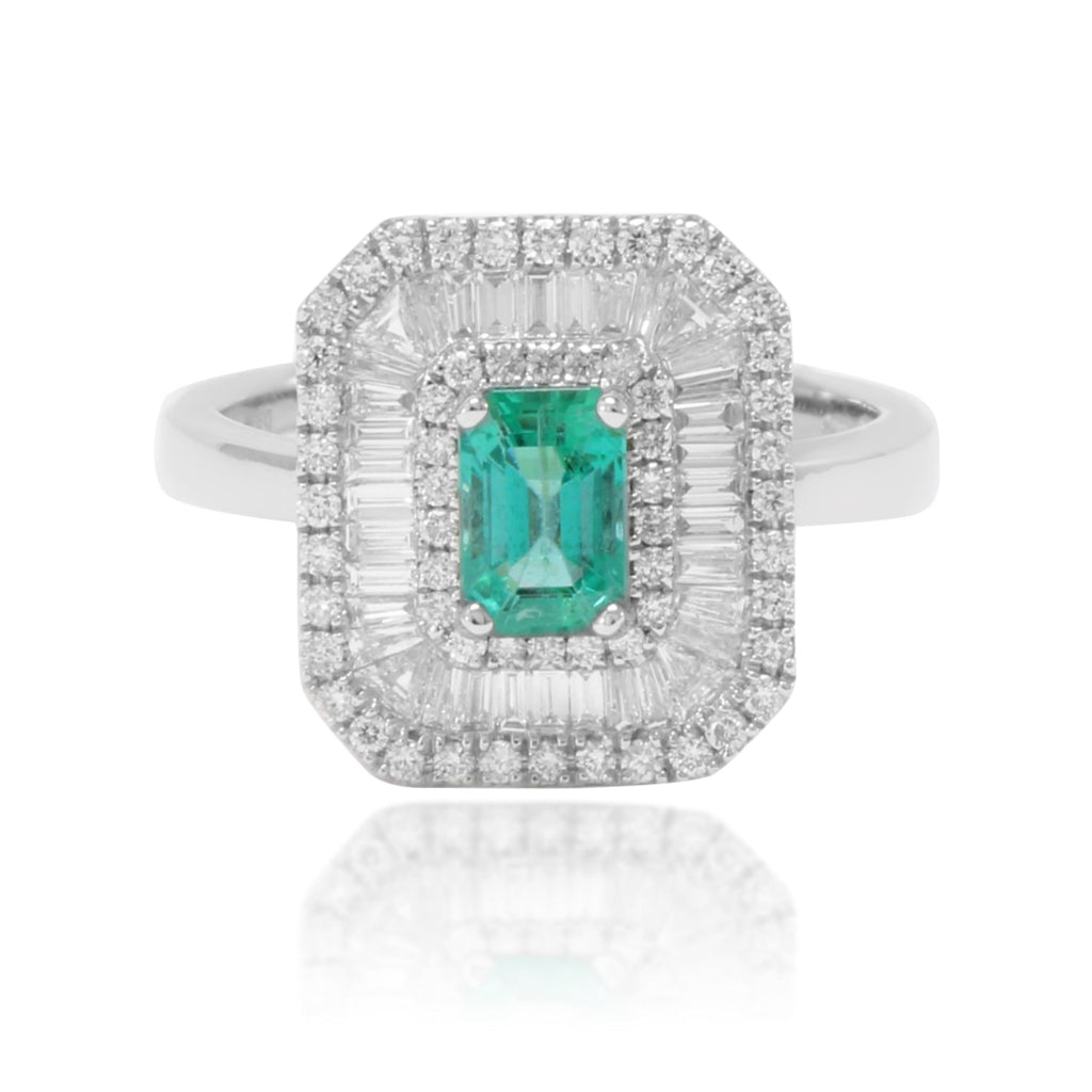 Anillo estilo vintage de oro blanco de 18k con una esmeralda central y orlas de diamantes