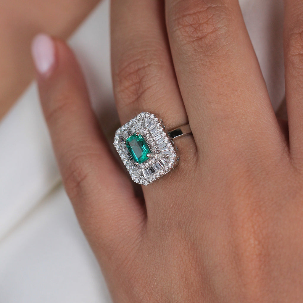 Sortija estilo vintage realizada en oro blanco de 18 quilates con una esmeralda y diamantes. Joyería Pamplona