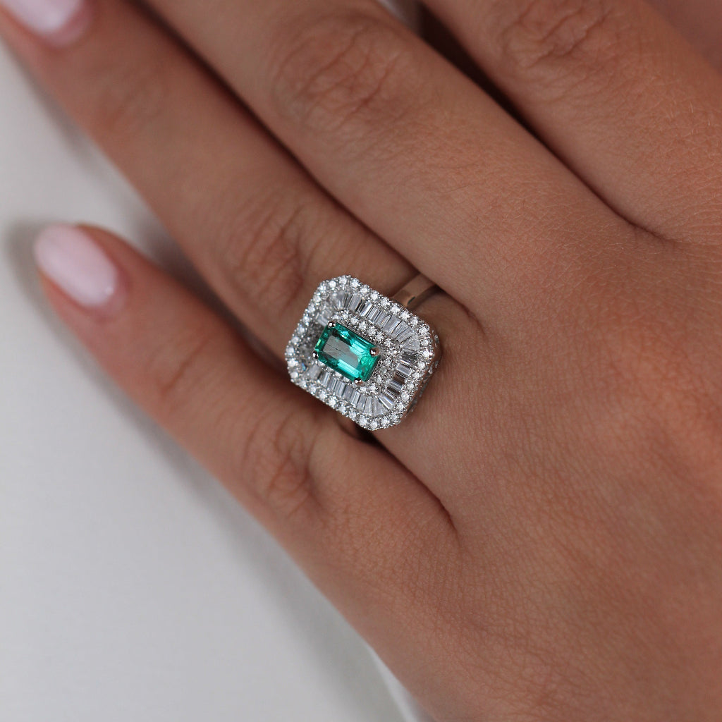 Sortija estilo vintage realizada en oro blanco de 18 quilates con una esmeralda y diamantes. Joyería Pamplona