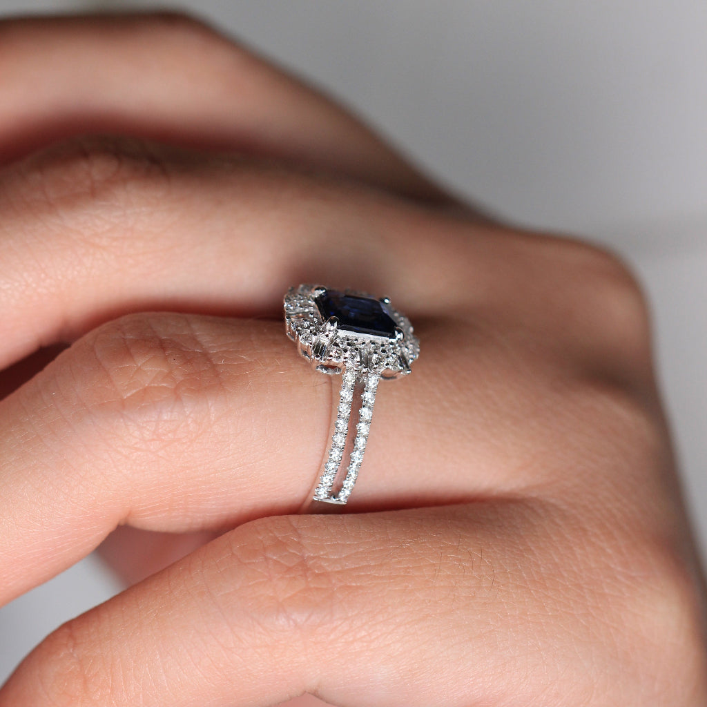 Sortija estilo vintage realizada en oro blanco de 18 quilates con un zafiro azul y diamantes. Joyería Pamplona