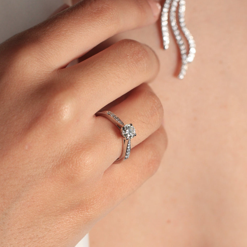 Sortija realizada en platino 960 con un diamante central talla brillante de y 12 diamantes en los laterales. Joyería Pamplona