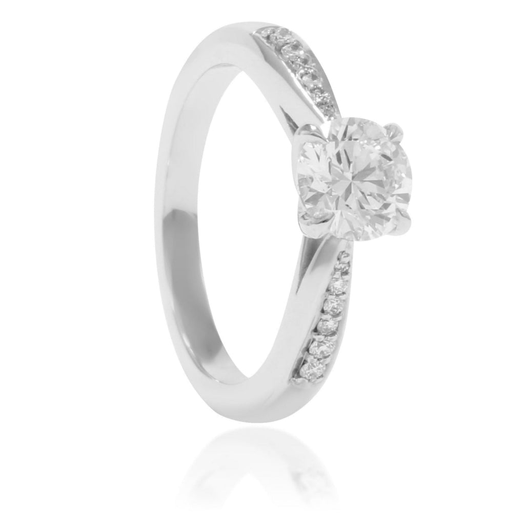 Anillo de platino 960 con un diamante talla brillante y diamantes en los laterales