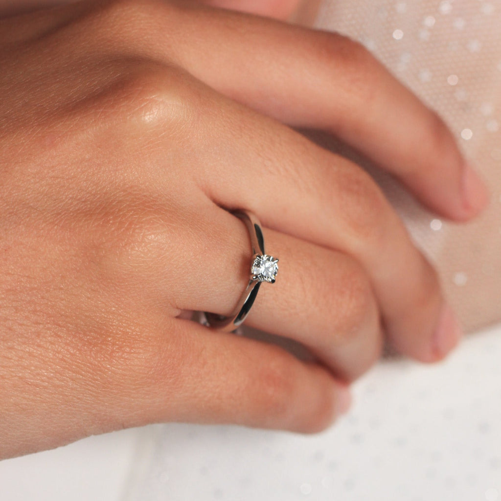 Sortija realizada en platino 960 con un diamante solitario talla brillante engastado en cuatro garras. Joyería Pamplona