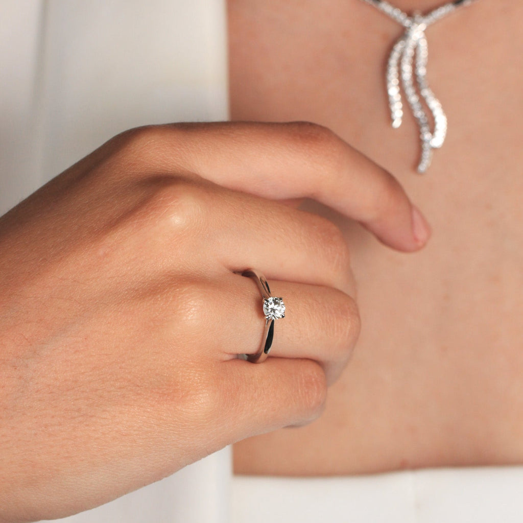 Anillo de compromiso realizado en platino 960 con un diamante solitario