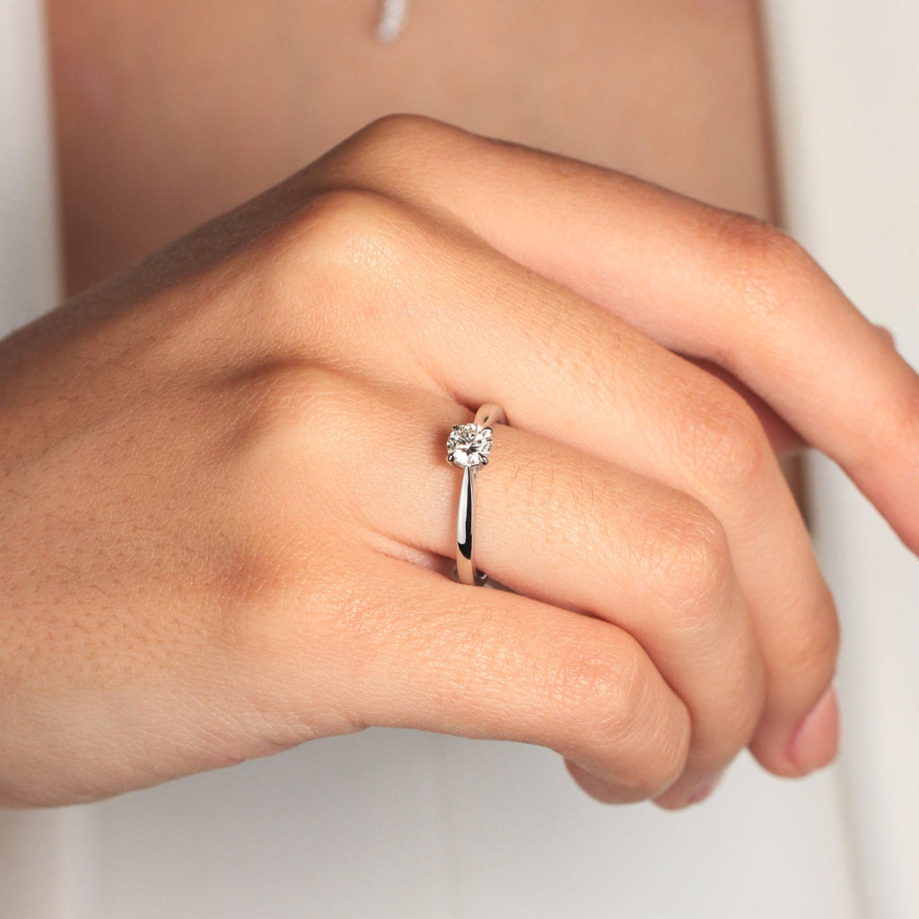 Sortija de platino 960 con un diamante en cuatro garras. Pamplona.