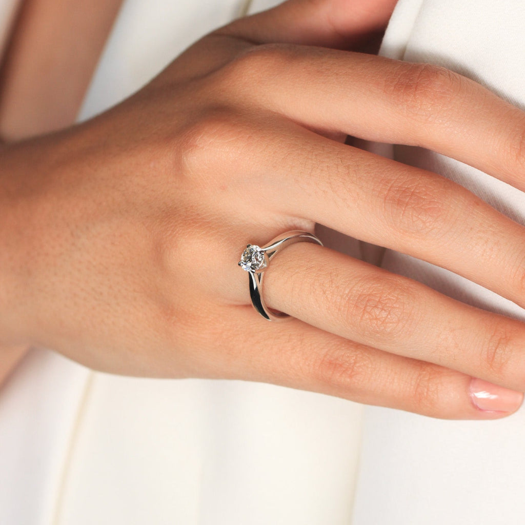 Anillo de compromiso realizado en platino 960 con un diamante solitario en cuatro garras. Pamplona.