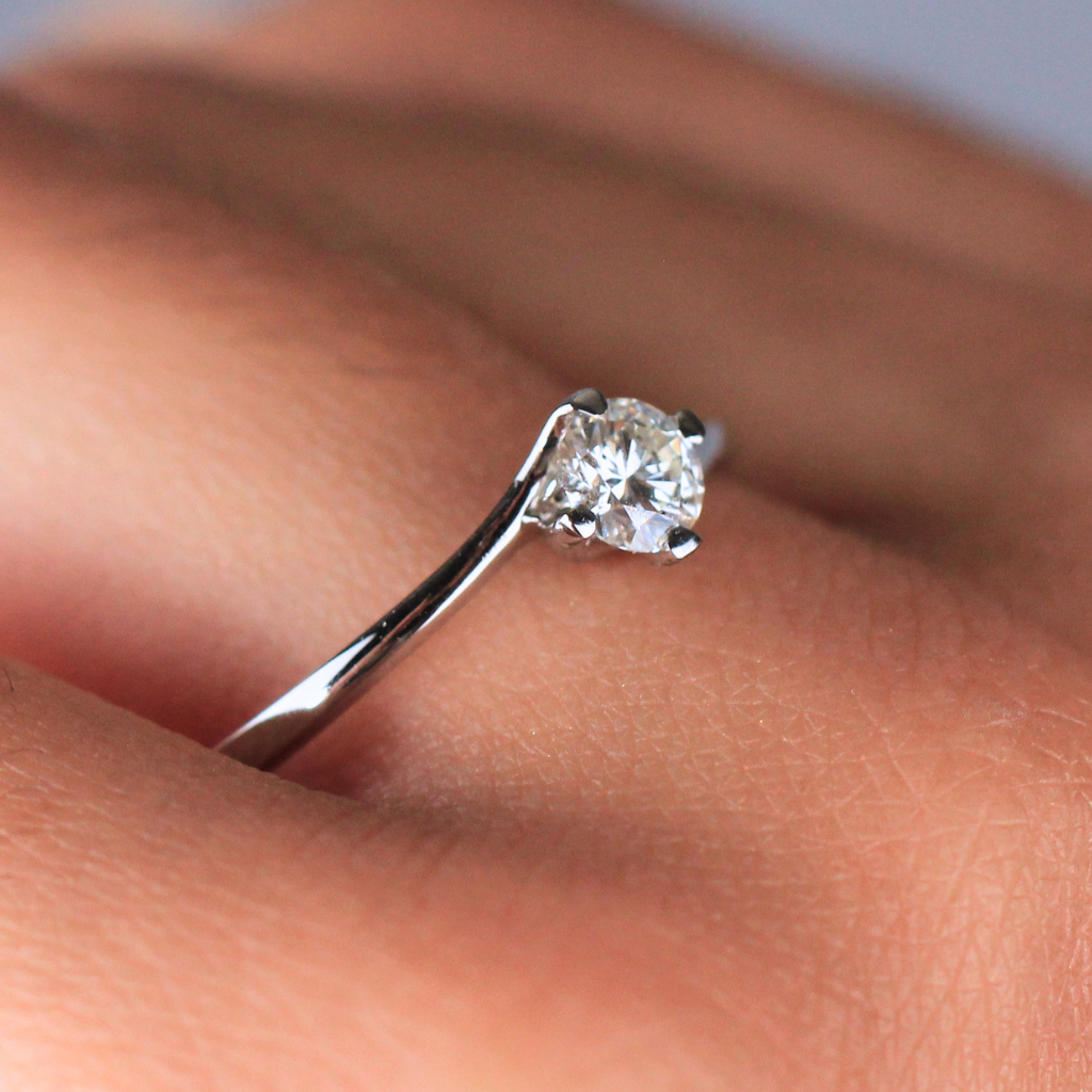 oro blanco con diamante