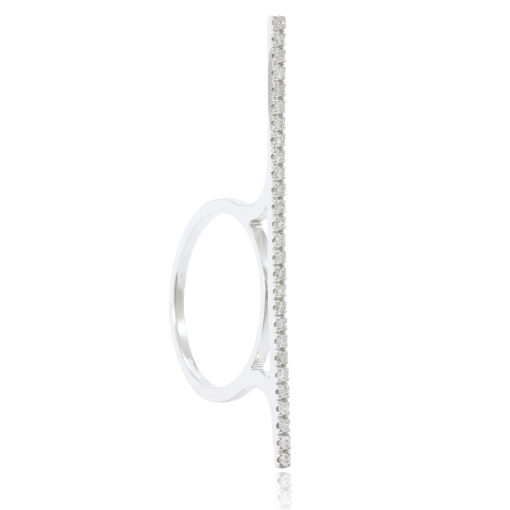 anillo diseño de barra moderno en oro blanco de 18 quilates con diamantes