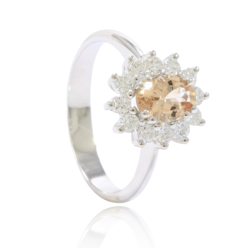 Anillo de compromiso estilo Lady Di con morganita y orla de diamantes realizado en oro de 18 quilates