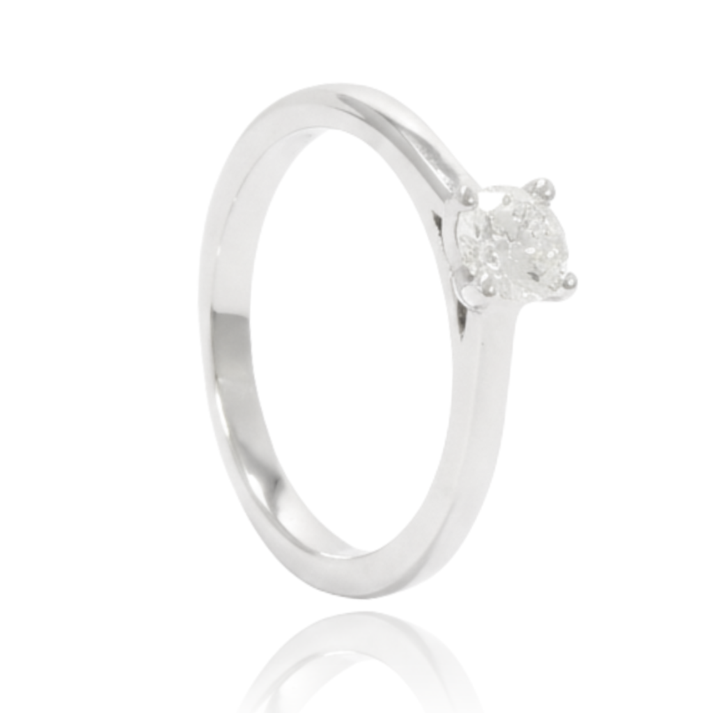 Anillo de compromiso de oro blanco de 18k con diamante solitario