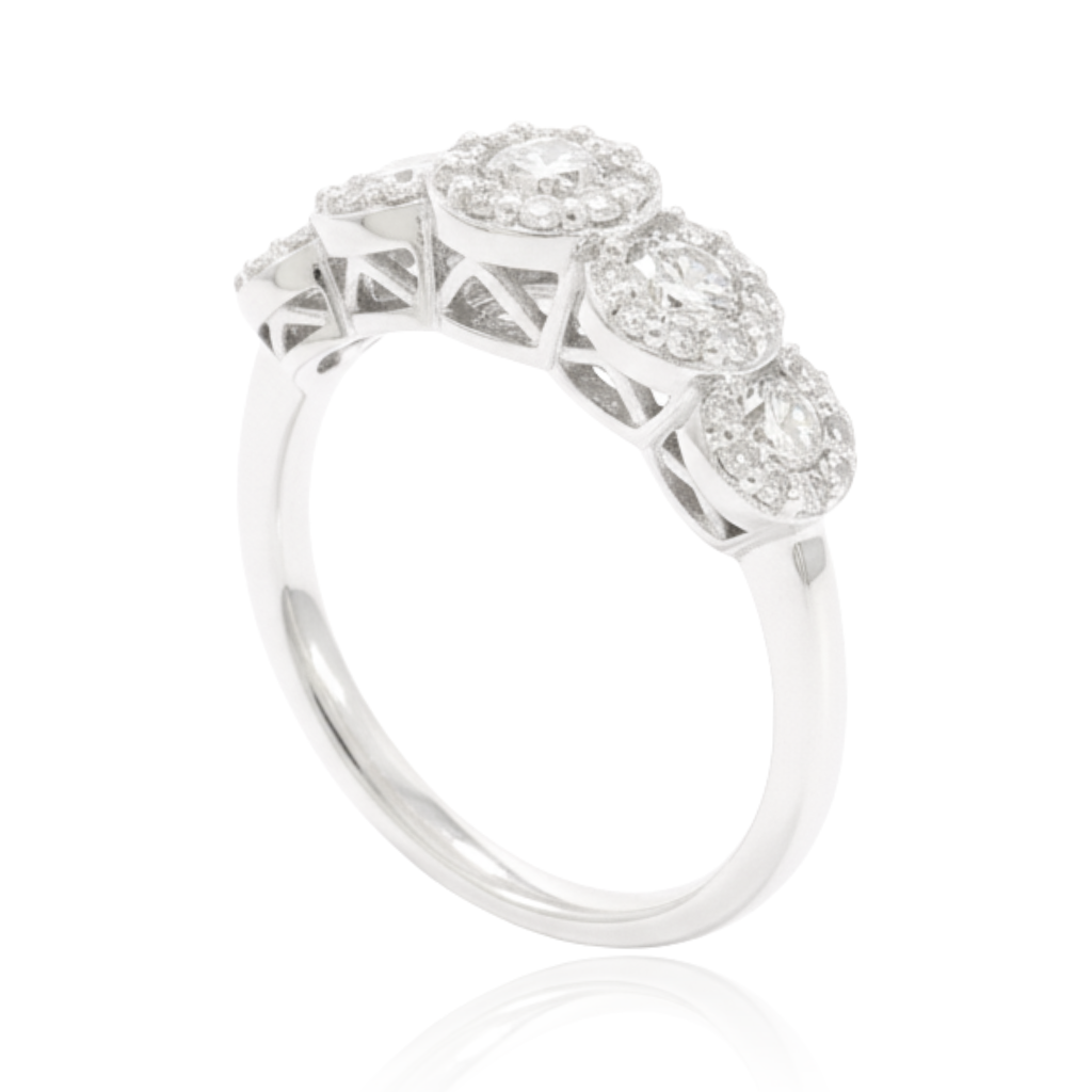 anillo en oro blanco de 18 quilates con cinco motivos de diamantes