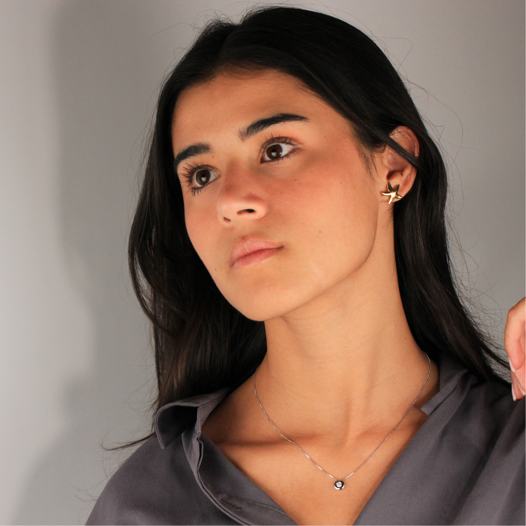 Gargantilla realizada en oro blanco de 18 quilates con un diamante solitario talla brillante engastado en chatón con un peso de 0,12cts.