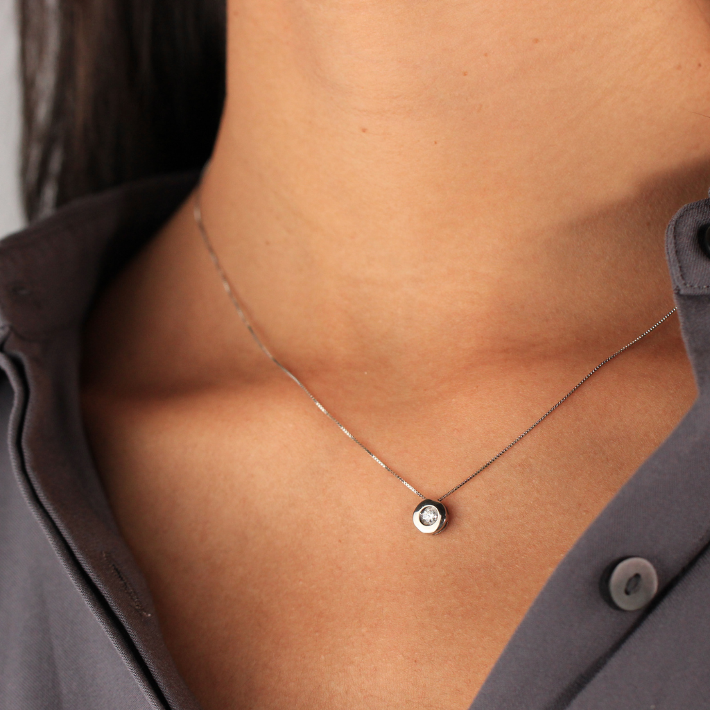 Gargantilla realizada en oro blanco de 18 quilates con un solitario de diamante talla brillante engastado en chatón con un peso de 0,10cts.