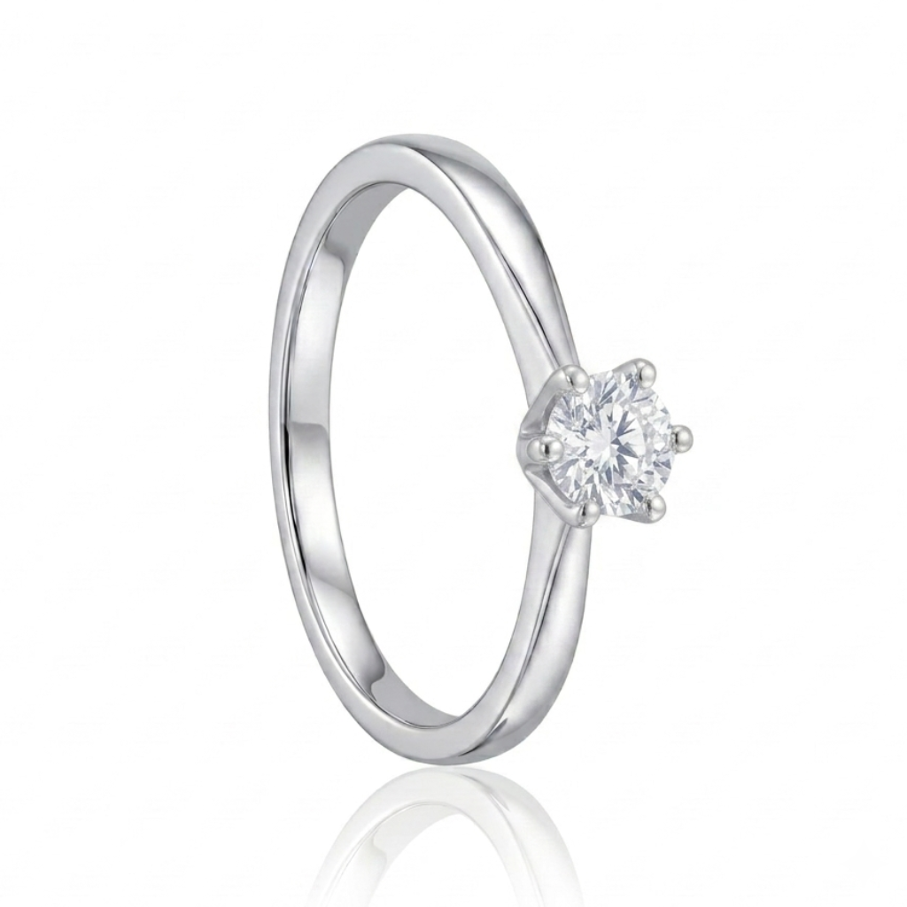 Sortija realizada en oro blanco de 18 quilates con un diamante talla brillante de 0,200 cts engastado en seis garras.