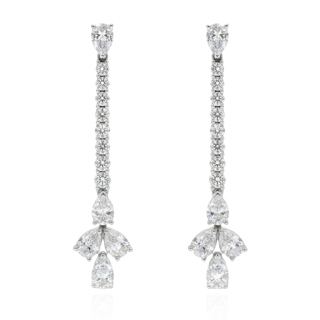 Pendientes tipo caída rivière realizados en oro blanco de 18 quilates con 16 diamantes naturales talla brillante y 10 diamantes naturales talla pera.