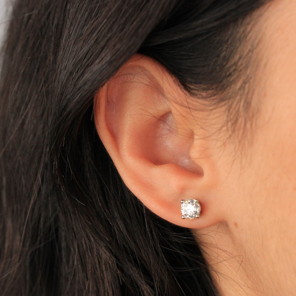 Pendientes solitarios realizados en platino 950 con diamantes naturales talla brillante. El peso total de los diamantes es 1,60cts.