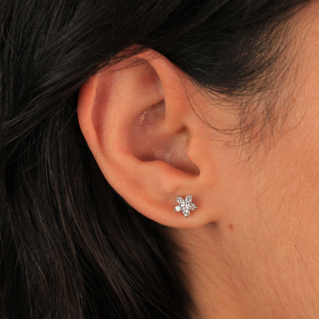 Pendientes realizados en oro blanco de 18 quilates con 12 diamantes naturales talla brillante. El peso total de los diamantes es 0,35cts.