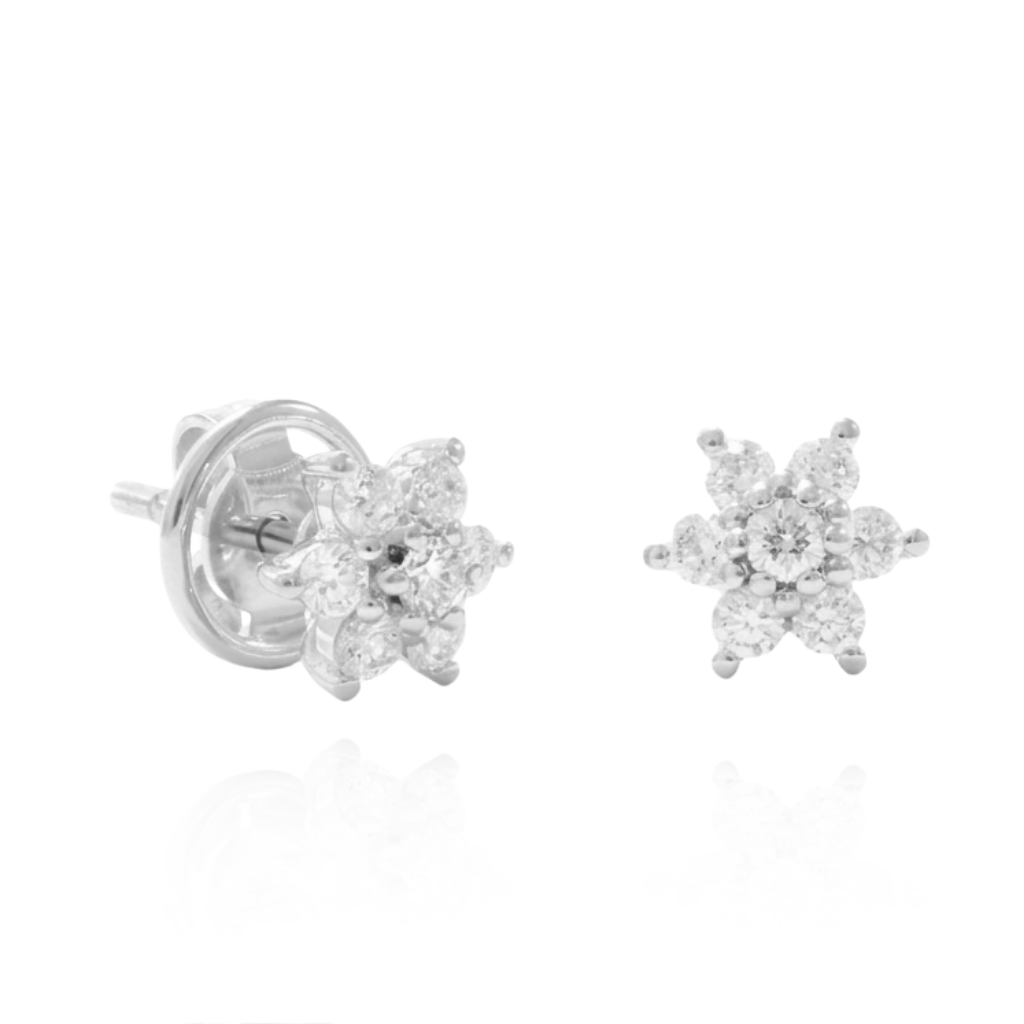 Pendientes realizados en oro blanco de 18 quilates con 14 diamantes naturales talla brillante. El peso total de los diamantes es 0,44cts.