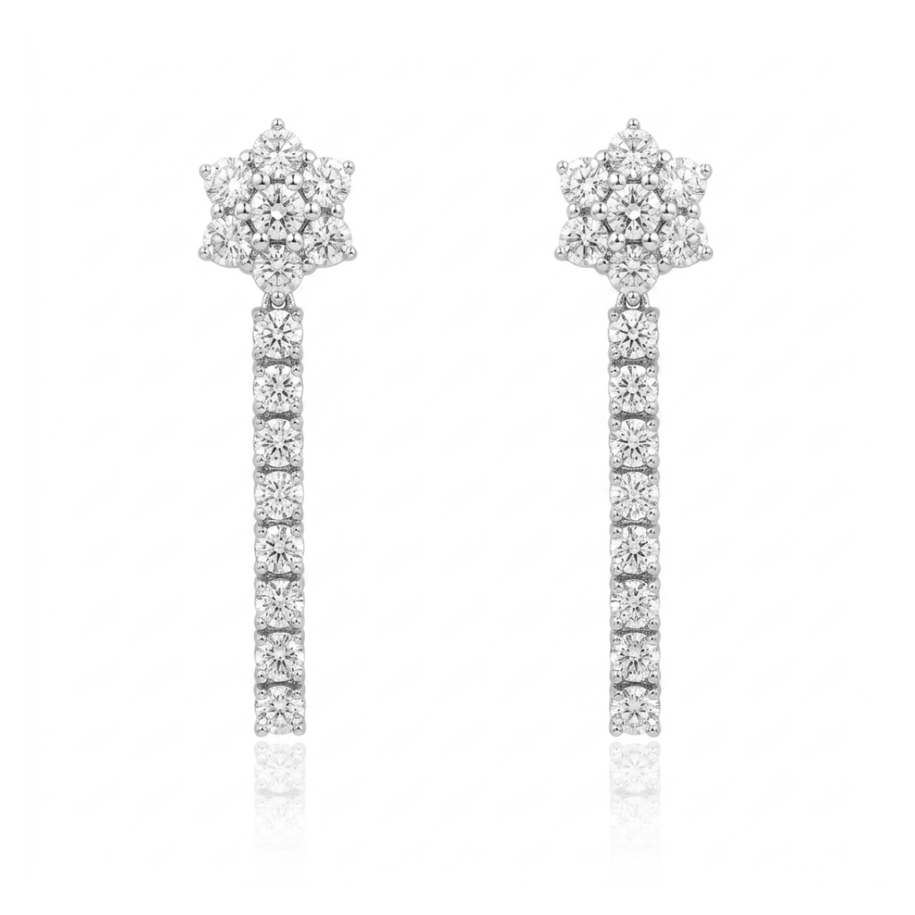 Pendientes tipo rivière con diseño floral, realizados en oro blanco de 18 quilates con 30 diamantes naturales talla brillante. El peso total de los diamantes es 1,13cts.