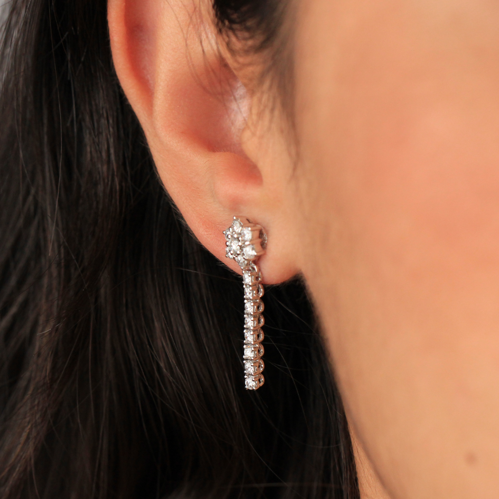 Pendientes tipo rivière con diseño floral, realizados en oro blanco de 18 quilates con 30 diamantes naturales talla brillante. El peso total de los diamantes es 1,13cts.