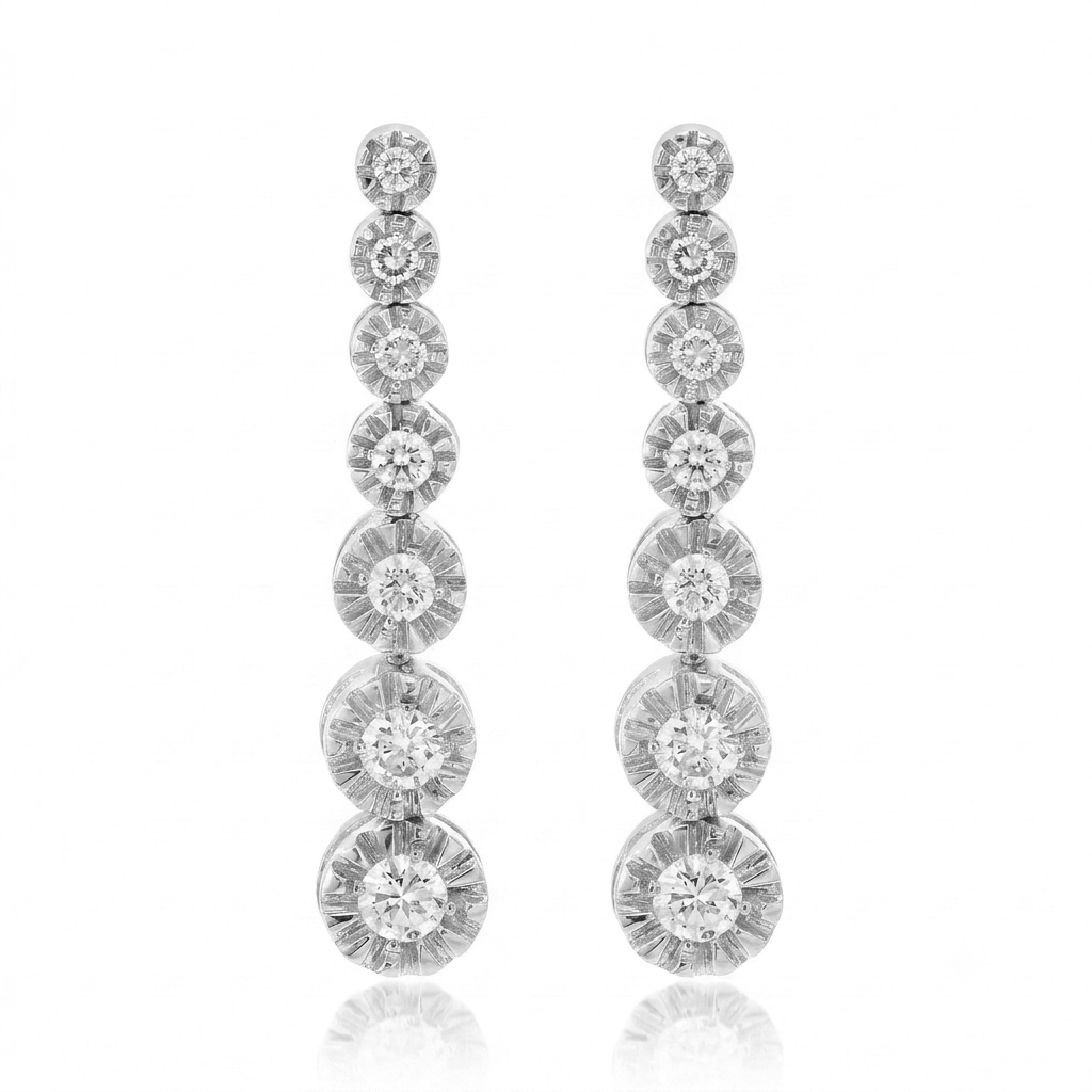 Pendientes realizados en oro blanco de 18 quilates con 14 diamantes naturales talla brillante. El peso total de los diamantes es 0,67cts.