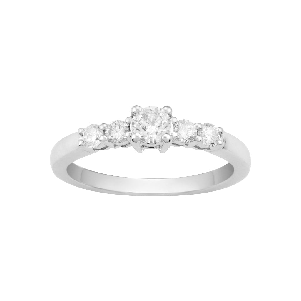 Sortija cinquillo en oro blanco de 18 quilates con un diamante central y otros cuatro diamantes más pequeños. Joyería Pamplona.