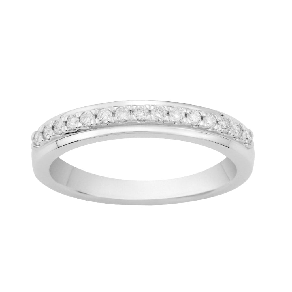 Sortija en oro blanco de 18 quilates con un carril de 15 diamantes. Joyería Pamplona.