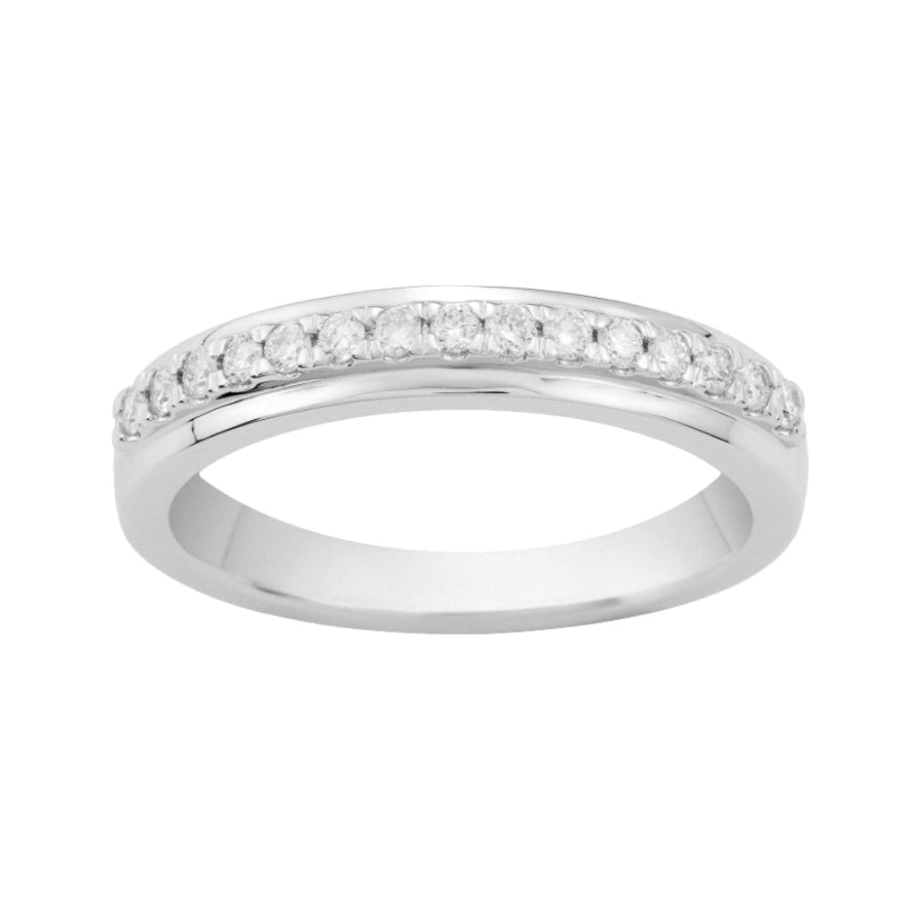 Sortija en oro blanco de 18 quilates con un carril de 13 diamantes. Joyería Pamplona.