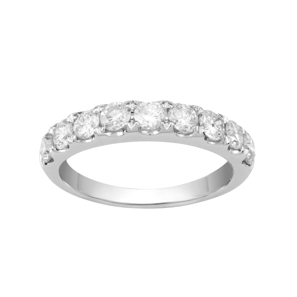 Sortija media alianza en oro blanco de 18 quilates con 9 diamantes engarzados en garras. Joyería Pamplona.