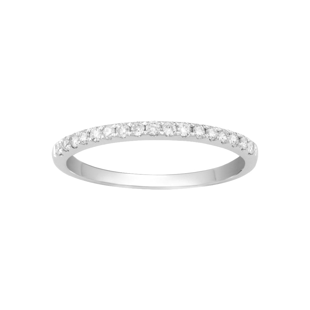 Sortija media alianza en oro blanco de 18 quilates con 9 diamantes engarzados en garras. Joyería Pamplona.