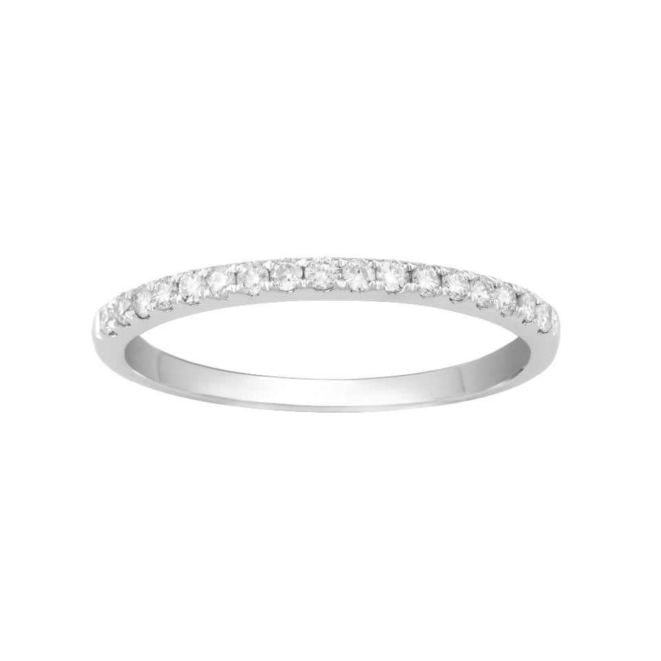Sortija media alianza en oro blanco de 18 quilates con 17 diamantes engarzados en garras. Joyería Pamplona.