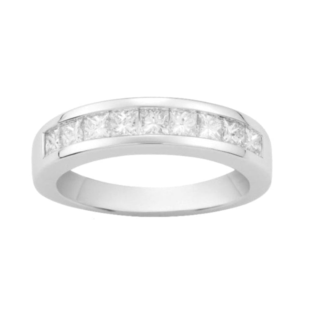 Sortija en oro blanco de 18 quilates con un carril de 9 diamantes. Joyería Bijoya.