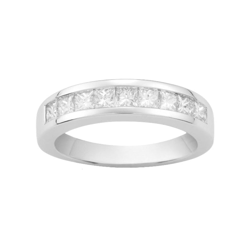 Sortija en oro blanco de 18 quilates con un carril de 9 diamantes. Joyería Bijoya.
