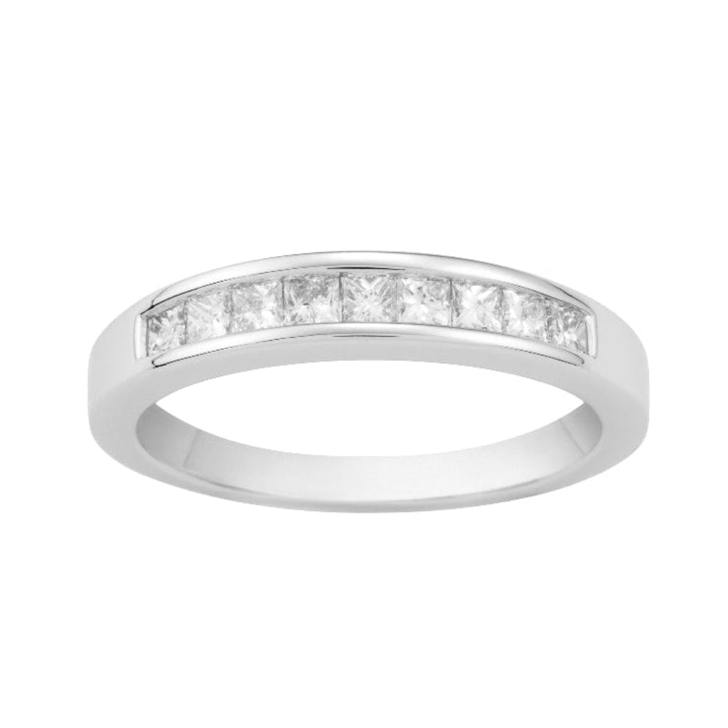 Sortija en oro blanco de 18 quilates con un carril de 9 diamantes. Joyería Bijoya.