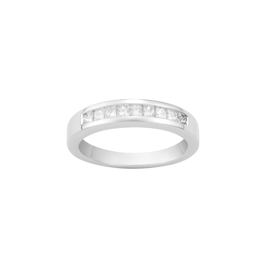 Sortija en oro blanco de 18 quilates con un carril de 9 diamantes. Joyería Pamplona.