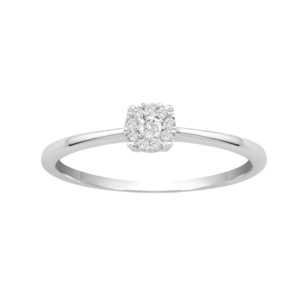 Sortija en oro blanco de 18 quilates con un diamante central talla brillante y 9 diamantes talla brillante bordeándolo engastado en garras invisibles. Talla 12. Joyería Pamplona.