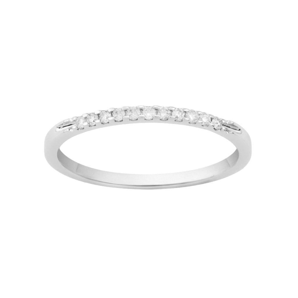 Sortija media alianza en oro blanco de 18 quilates con 11 diamantes engarzados en garras. Joyería Pamplona.