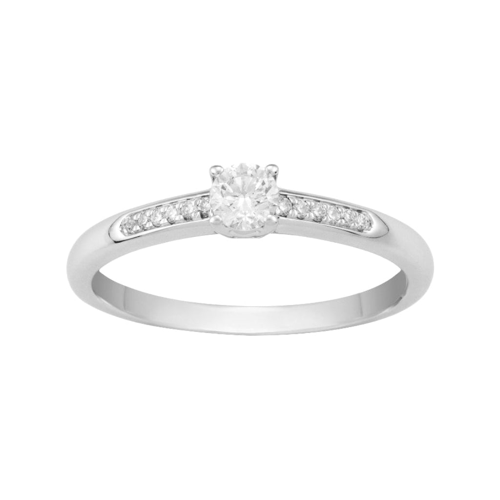 Sortija en oro blanco de 18 quilates con un diamante central engarzado en cuatro garras y un carril de diamantes en el brazo. Joyería Pamplona.