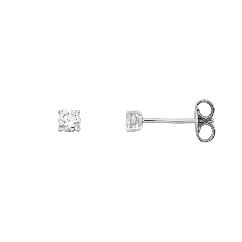 Pendientes en oro blanco de 18 quilates con un solitario de diamante engarzado en cuatro garras redondas. Joyería Pamplona.