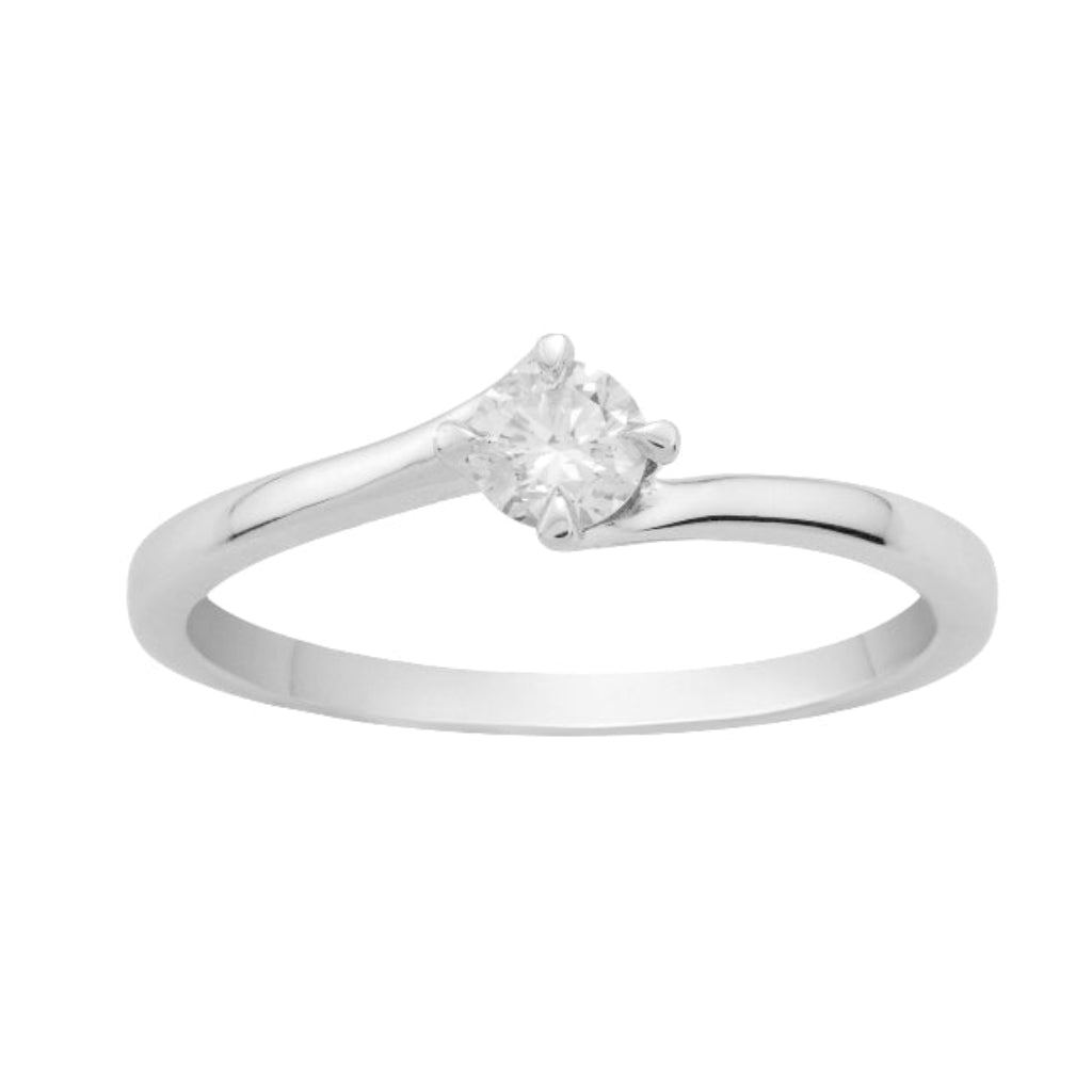 Sortija solitario en oro blanco de 18 quilates con un diamante en garras. Joyería Pamplona.