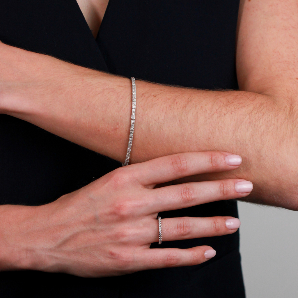 Anillo Infinity oro blanco. Joyería Pamplona