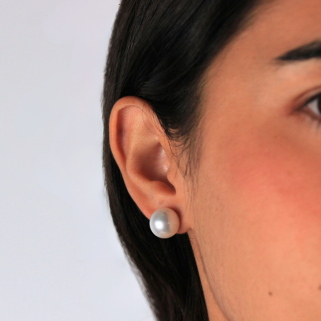 Pendientes de perla cultivada con pernio en oro amarillo y presión en oro blanco de 18 kt.