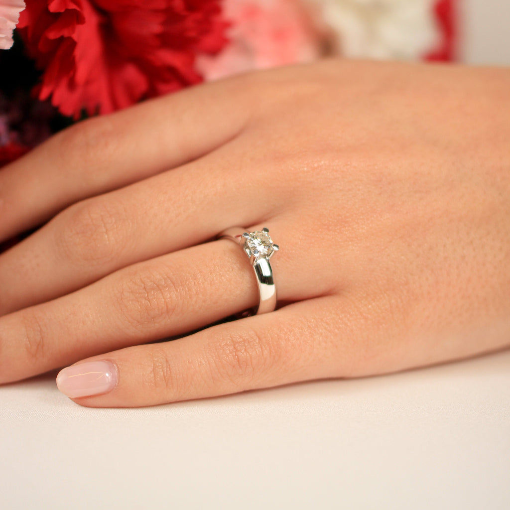 Sortija de pedida de mano en oro blanco de 18k con diamante