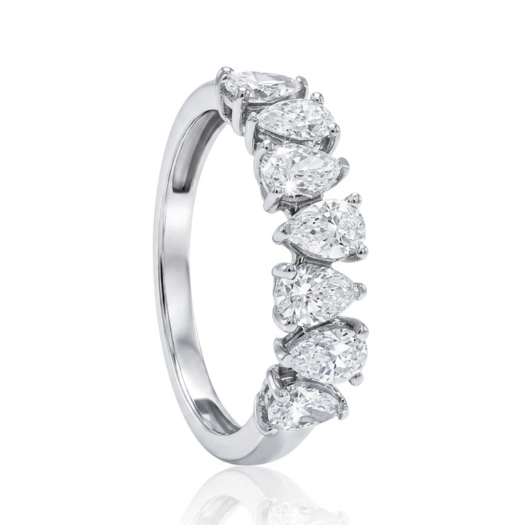 Sortija de oro blanco 18 quilates con medio carril de diamantes talla pera. Los 7 diamantes. El ancho de la sortija es de 0,2mm.